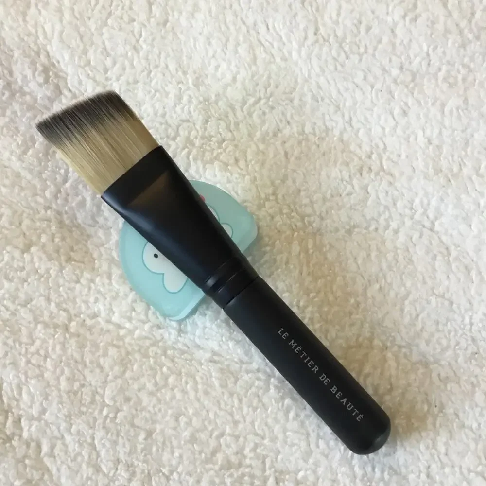 Le Métier de Beauté Flat Angled Foundation Brush